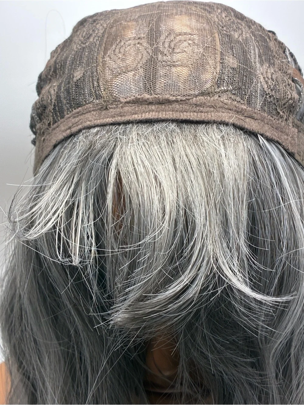 Silver Gray Women's Wavy Mid-Length Wig - Sleek Natural Look. Synthetic 14”